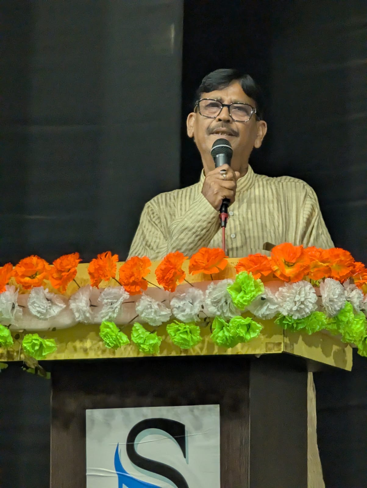বালি সুজন বন্ধুর বার্ষিক মিলন উৎসবে উদ্বোধনী অনুষ্ঠানে ভাষণ দিচ্ছেন শ্রী প্রশান্ত রক্ষিত মহাশয়।