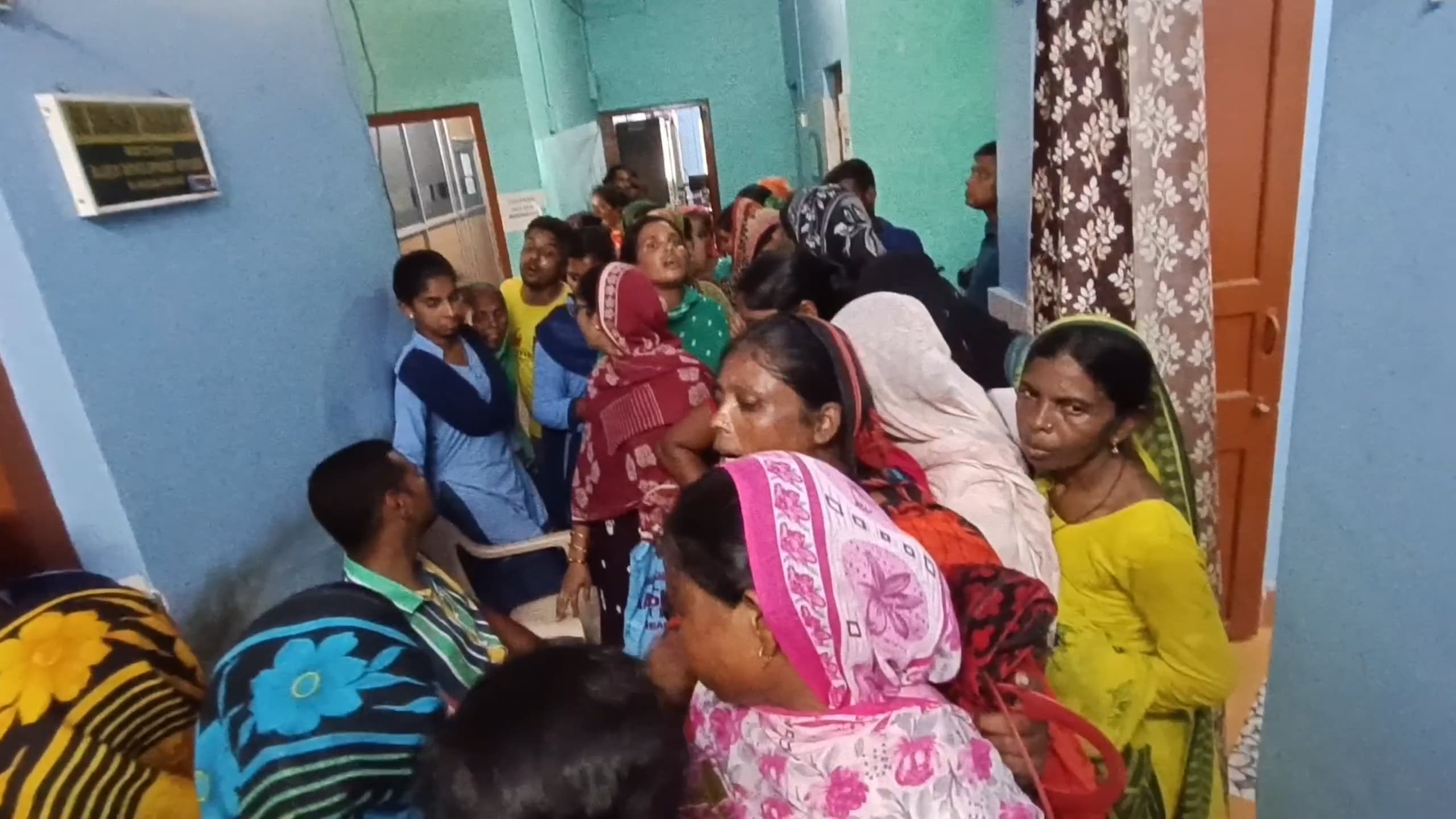 অন্নপূর্ণা ভাণ্ডারের টাকা না পেয়ে রাজনগর বিডিও অফিসের সামনে মহিলাদের বিক্ষোভ