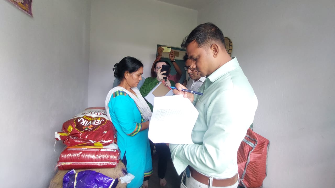 আইসিডিএস কেন্দ্র পরিদর্শনে জেলা আধিকারিক বৃন্দ।