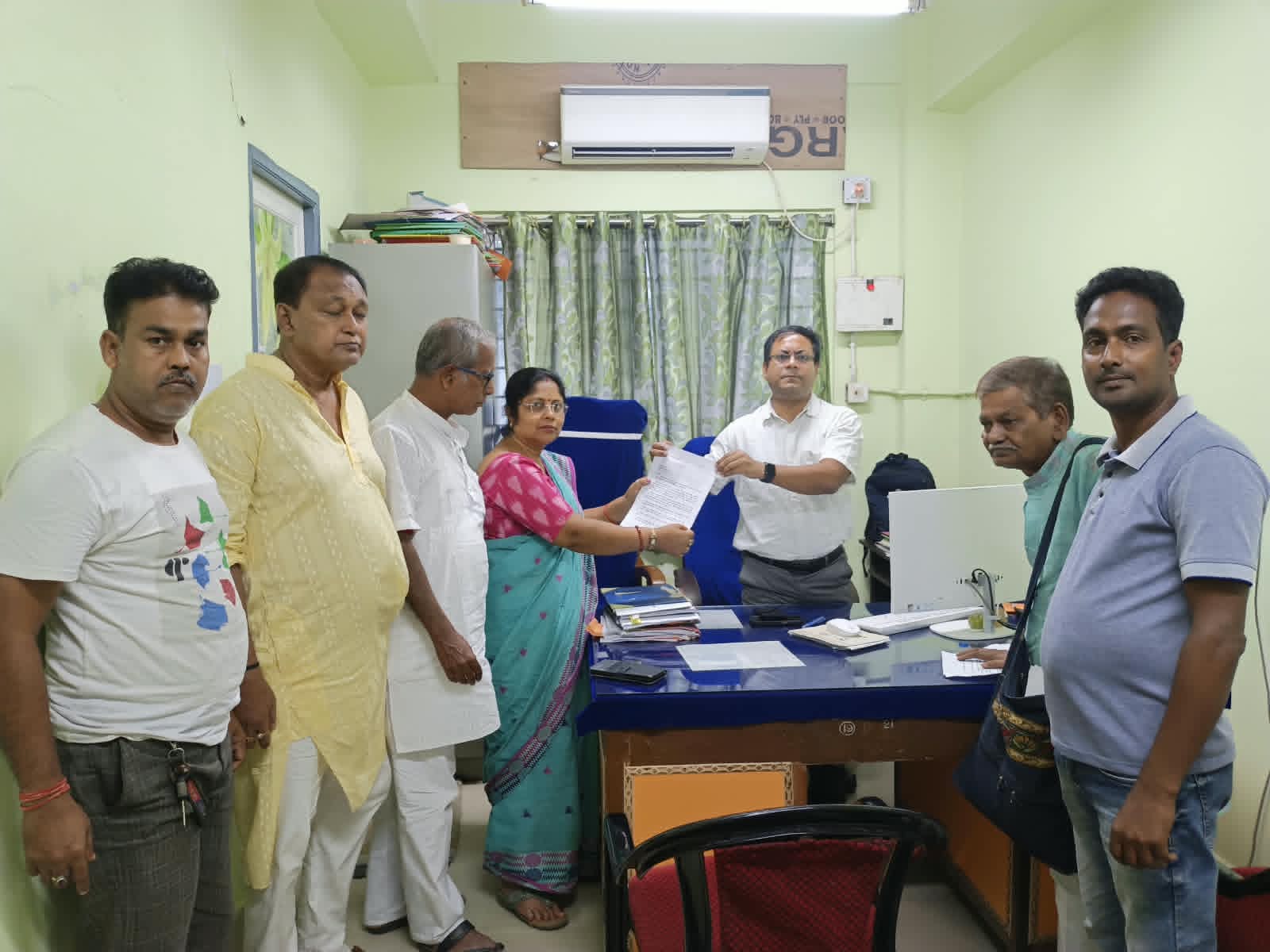 পুজোর আগে নাগরিক পরিষেবার দাবিতে বসিরহাট পৌর প্রশাসককে কংগ্রেসের ডেপুটেশন