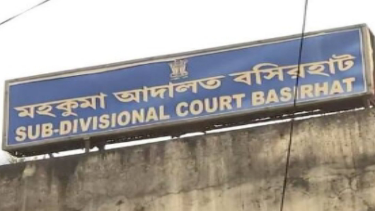 বসিরহাট আদালত চত্বরে আইনজীবীদের প্রতিবাদ মিছিল