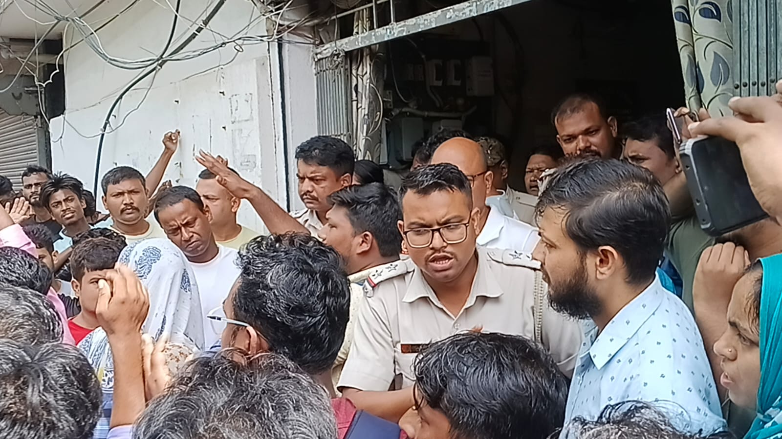 দুর্গাপুজার আগে দুর্নীতির অভিযোগে পোশাক কারখানা বন্ধ, কর্মহী...