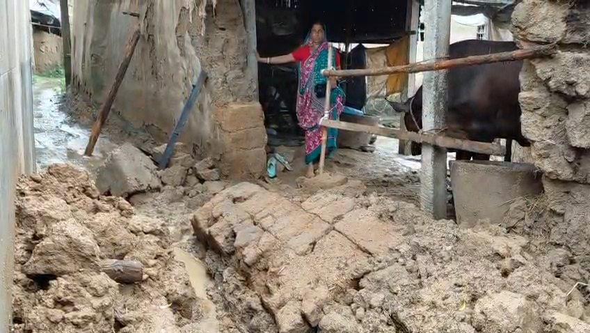ঘূর্ণিঝড় অর্ণবের জেরে টানা বৃষ্টিতে মাটির দেওয়াল ভেঙ্গে পড...