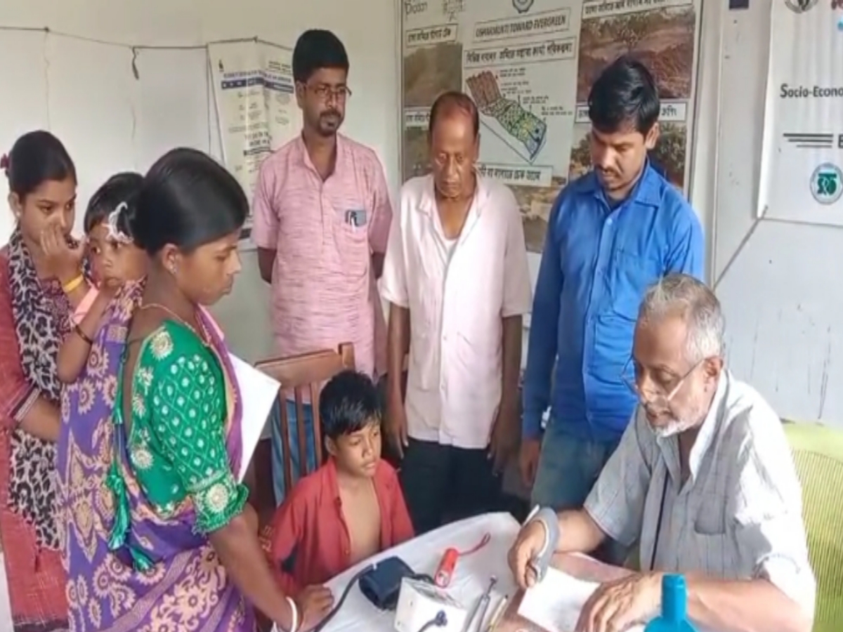 বীরভূমের আবাদনগরে স্বেচ্ছাসেবী সংস্থার শিক্ষা কেন্দ্রের পড়ুয়াদের স্বাস্থ্য পরীক্ষা শিবির