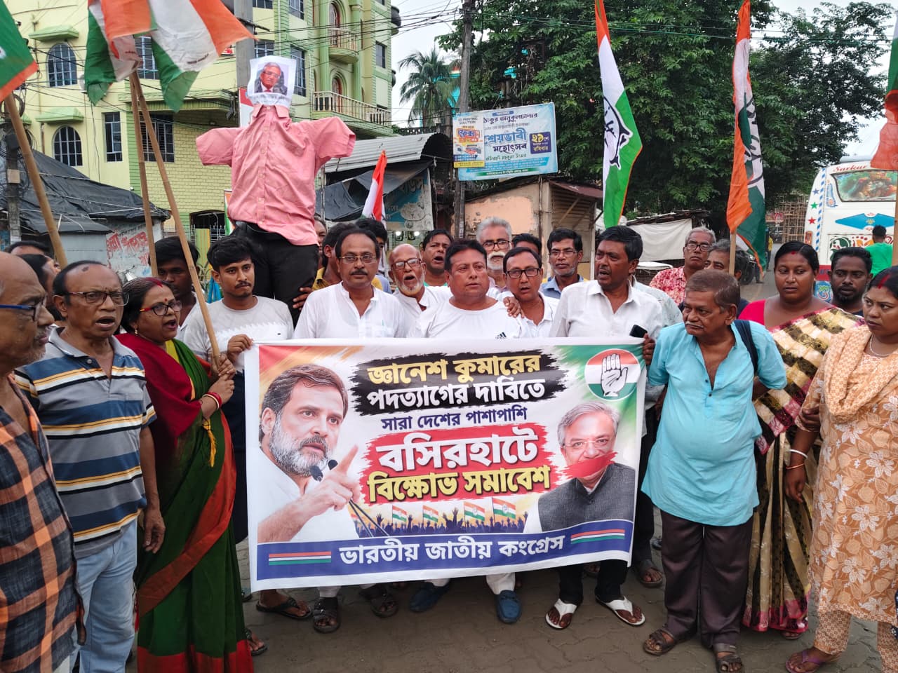 বৈধ ভোটার বাতিলের অভিযোগে বসিরহাটে কংগ্রেসের বিক্ষোভ, জ্ঞানেশ কুমারের কুশপুতুল দাহ