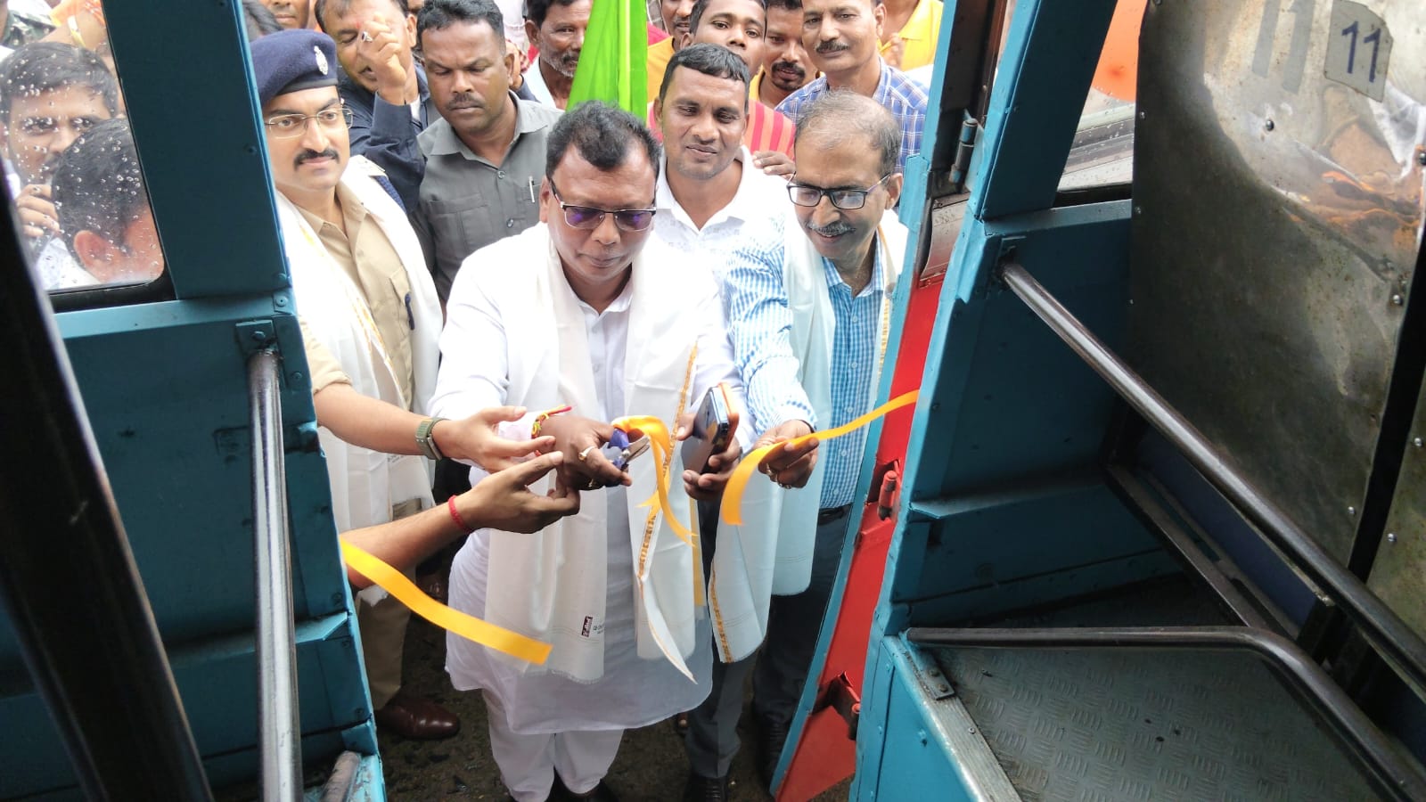 হাসি ফুটলো জঙ্গলমহলবাসীর মুখে বিধায়কের উদ্যোগে জঙ্গলমহলের ঝিলিমিলি থেকে কলকাতা চালু হল সরকারি বাস পরিষেবা