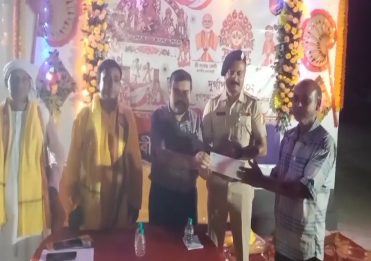 খয়রাশোল থানায় ২ টি মহিলা পরিচালিত সহ মোট ৫৮টি দুর্গাপুজো কমিটিকে অনুদানের চেক প্রদান