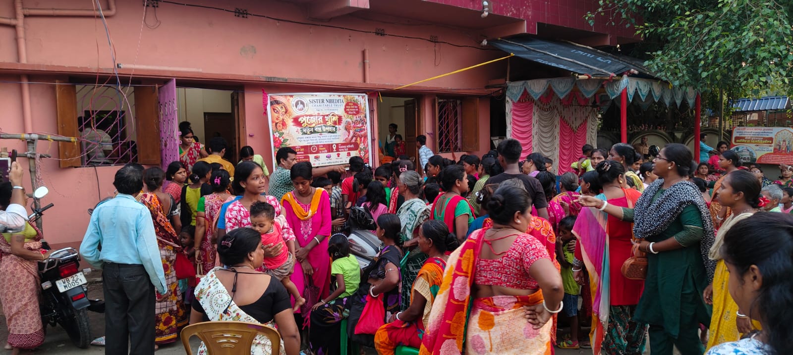 দুর্গাপুজোয় অসহায়দের মুখে হাসি ফোটাতে নতুন বস্ত্র বিতরণে বসিরহাটের যুবসমাজ