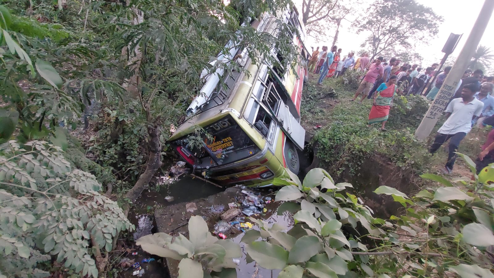 বাঁকুড়া-ঝাড়গ্রাম ৯ নম্বর রাজ্য সড়কে ফের দুর্ঘটনা! খালে উল্টে বেসরকারি বাস, চালকসহ আহত ১০