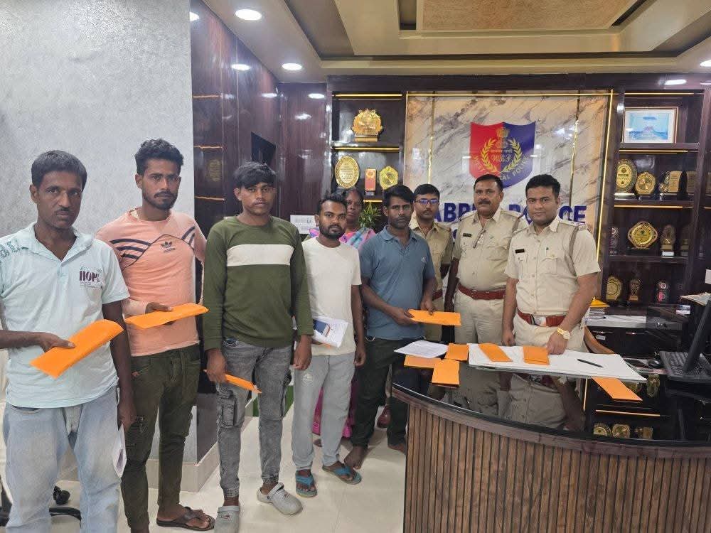 বীরভূমের লাভপুর থানার উদ্যোগে উদ্ধার হওয়া ১৮টি মোবাইল ফোন প্রকৃত মালিকদের হাতে ফিরিয়ে দেওয়া হল