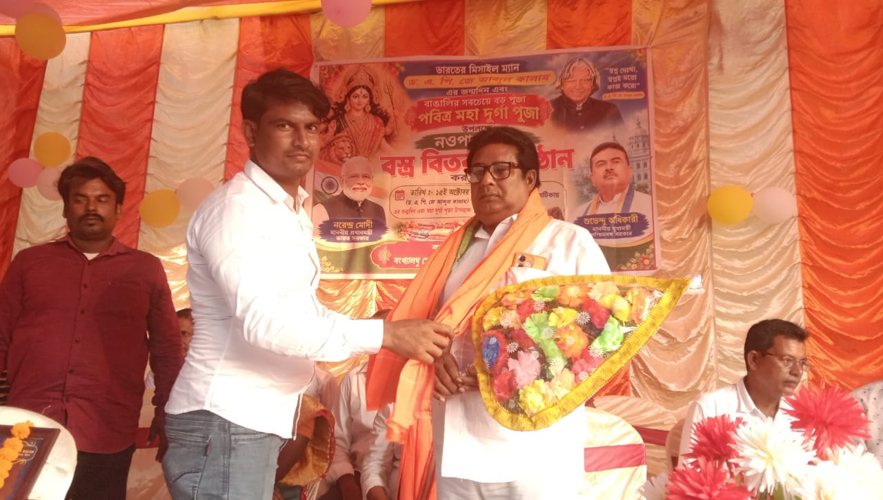 নওপাড়া গ্রামে কৃতী পড়ুয়াদের সংবর্ধনা ও দুর্গাপুজো উপলক্ষে বস্ত্র বিতরণ