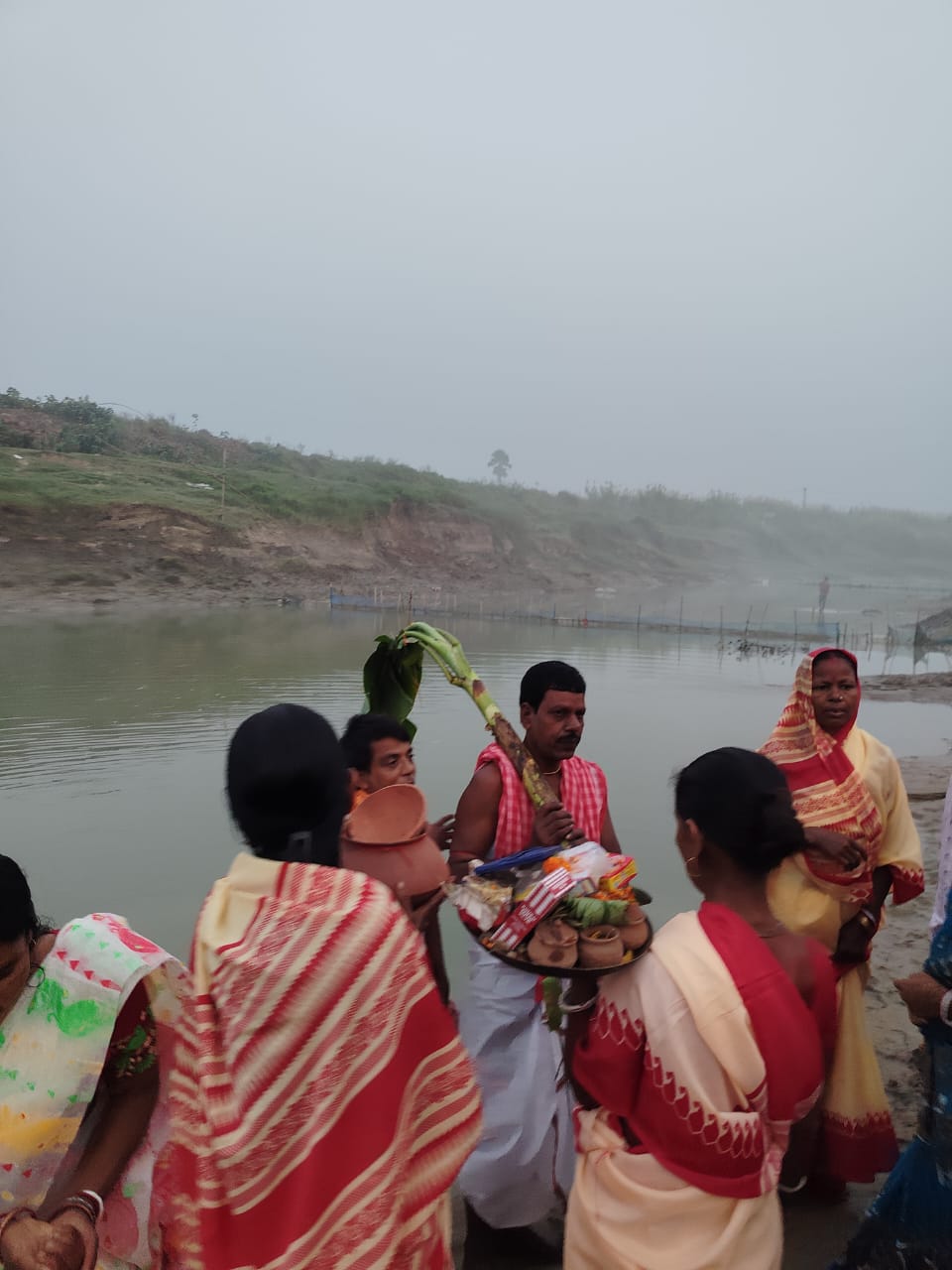 নদীঘাটে "নবপত্রিকা স্নান /কলাবউ স্নানে অপূর্ব দৃশ্য, অরুন্ডা বন্ধু মিলন সংঘ দুর্গাপুজা কমিটির পুজায়