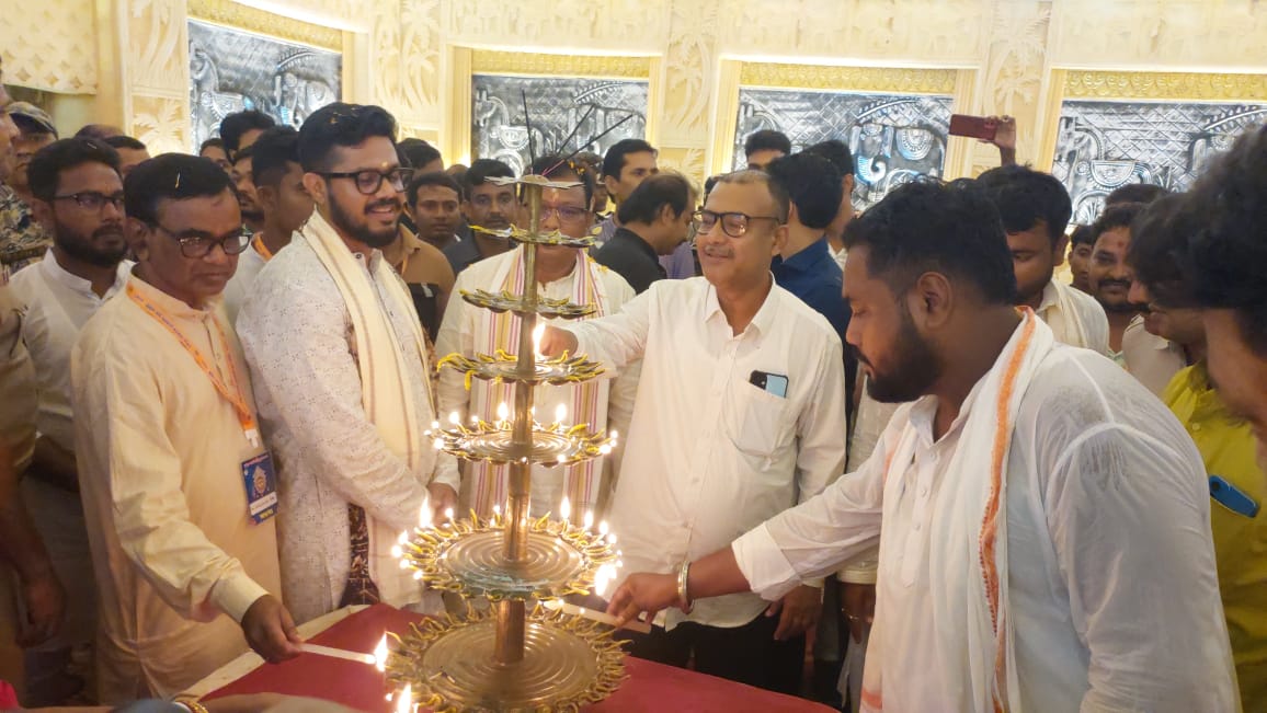 রাইপুর সার্বজনীন দুর্গাপূজা কমিটির পূজো মণ্ডপ ও মাতৃ মূর্তির শুভ উদ্বোধনে মন্ত্রী ক্ষুদিরাম টুডু ও জেলাশাসক