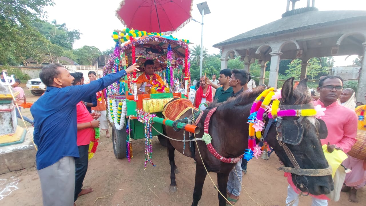 গড় রাইপুরের হরিহর গঞ্জগড় রাজ পরিবারের মন্দির থেকে মা রাজলক্ষ্মী কে ঘোড়ার গাড়িতে চাপিয়ে শোভাযাত্রা