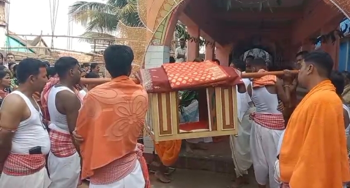 শাল নদী থেকে যৌথভাবে ঘট আনয়ন, লোকপুরে পুজো কমিটিগুলির উদ্যোগে উৎসাহ-উদ্দীপনা