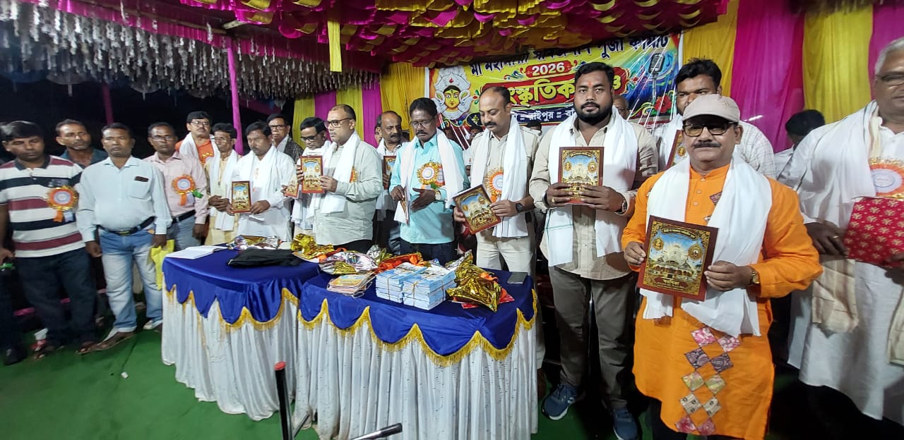 রাইপুরে মা মহামায়া সর্বজনীন দুর্গাপূজা কমিটির স্মরণিকা প্রকাশ