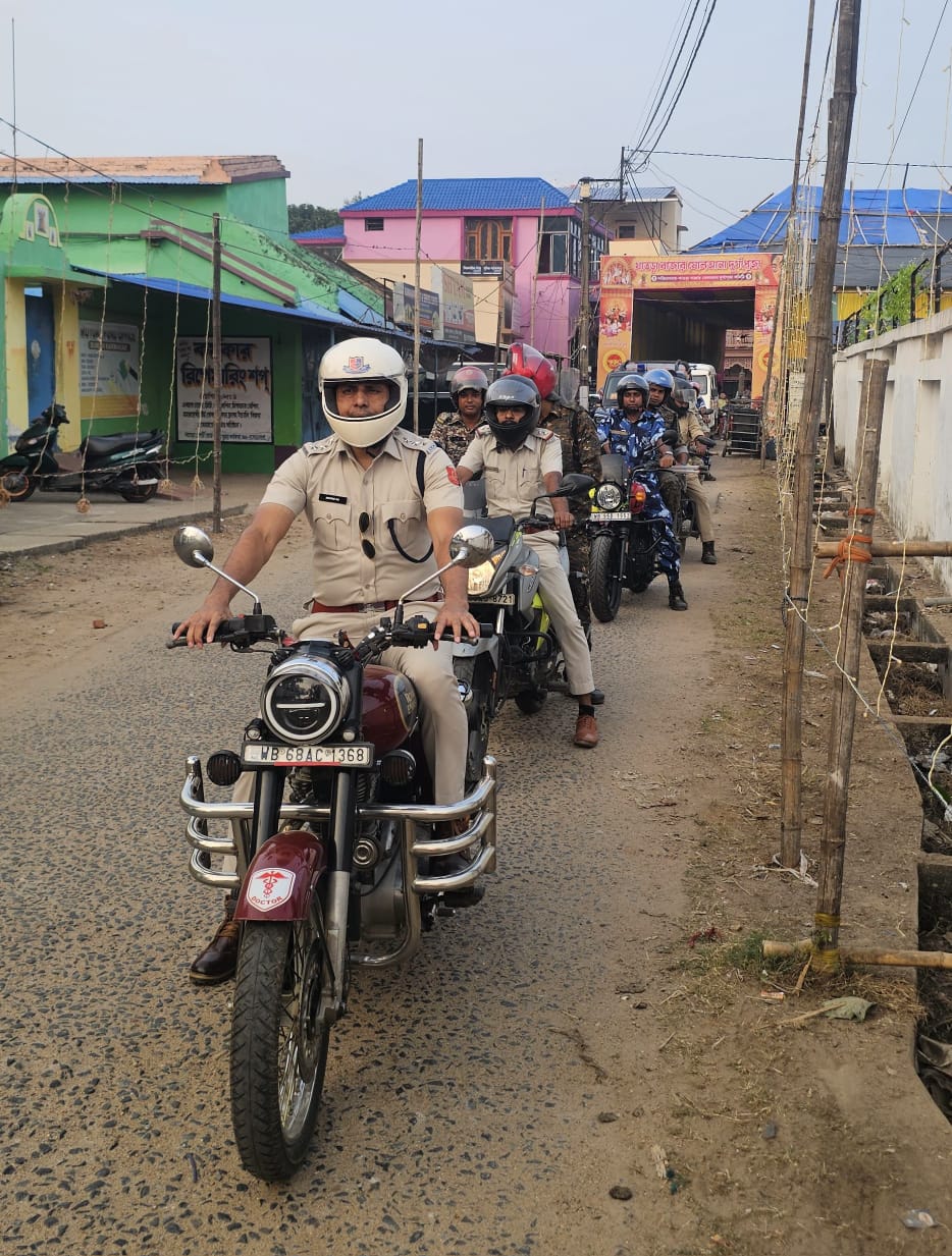মহকুমা এলাকার দুর্গাপুজো মণ্ডপ গুলিতে নিরাপত্তা ব্যবস্থা খতিয়ে দেখতে মোটরবাইকে চক্কর দিলেন খাতড়া মহকুমা পুলিশ অধিকারীক আক্তার আলী।