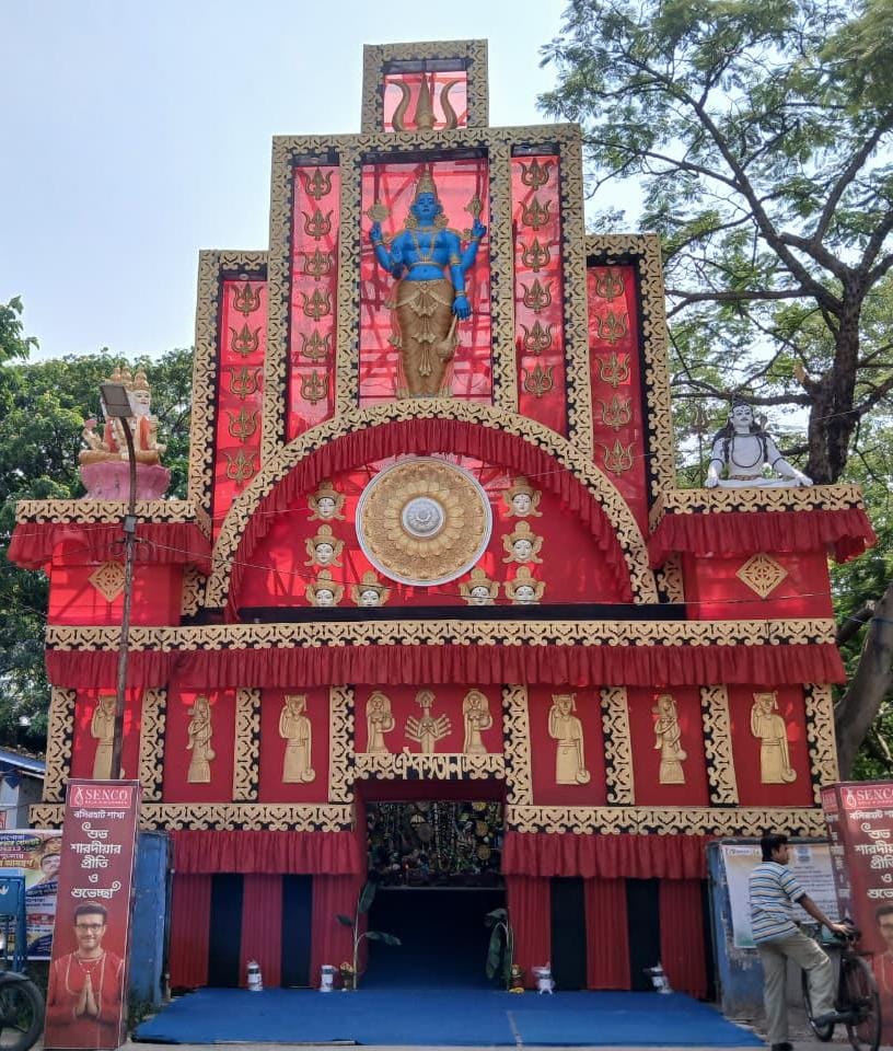 নিজেদের জমানো অর্থে দ্বিতীয় বছরে ঐক্যতানের দুর্গোৎসব, সঙ্গে মায়েদের শাড়ি বিতরণ