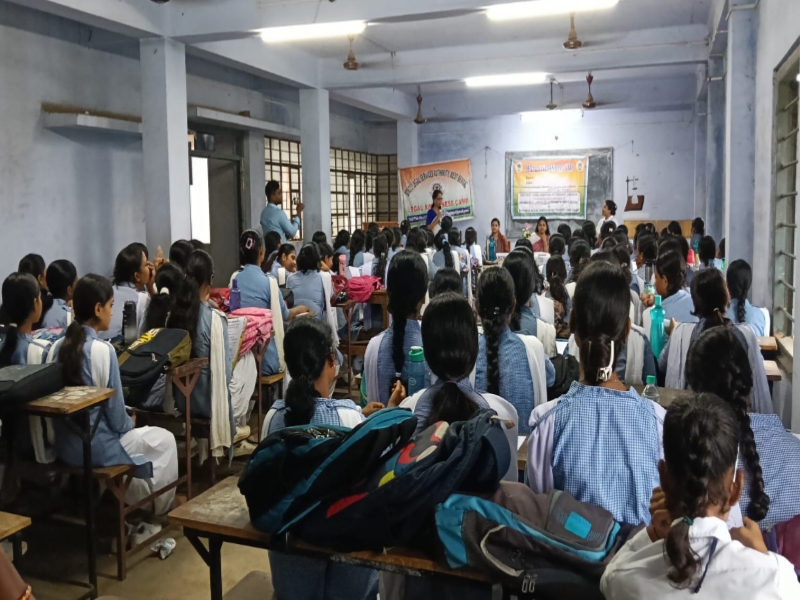 বীরভূমের সিউড়ি বালিকা বিদ্যালয়ে পড়ুয়াদের নিয়ে আইনি শিবির