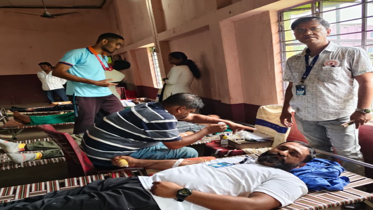 প্রত্যাশা স্বেচ্ছাসেবী সংস্থার উদ্যোগে ২১তম স্বেচ্ছায় রক্তদান শিবির বীরভূমের ইলামবাজারে