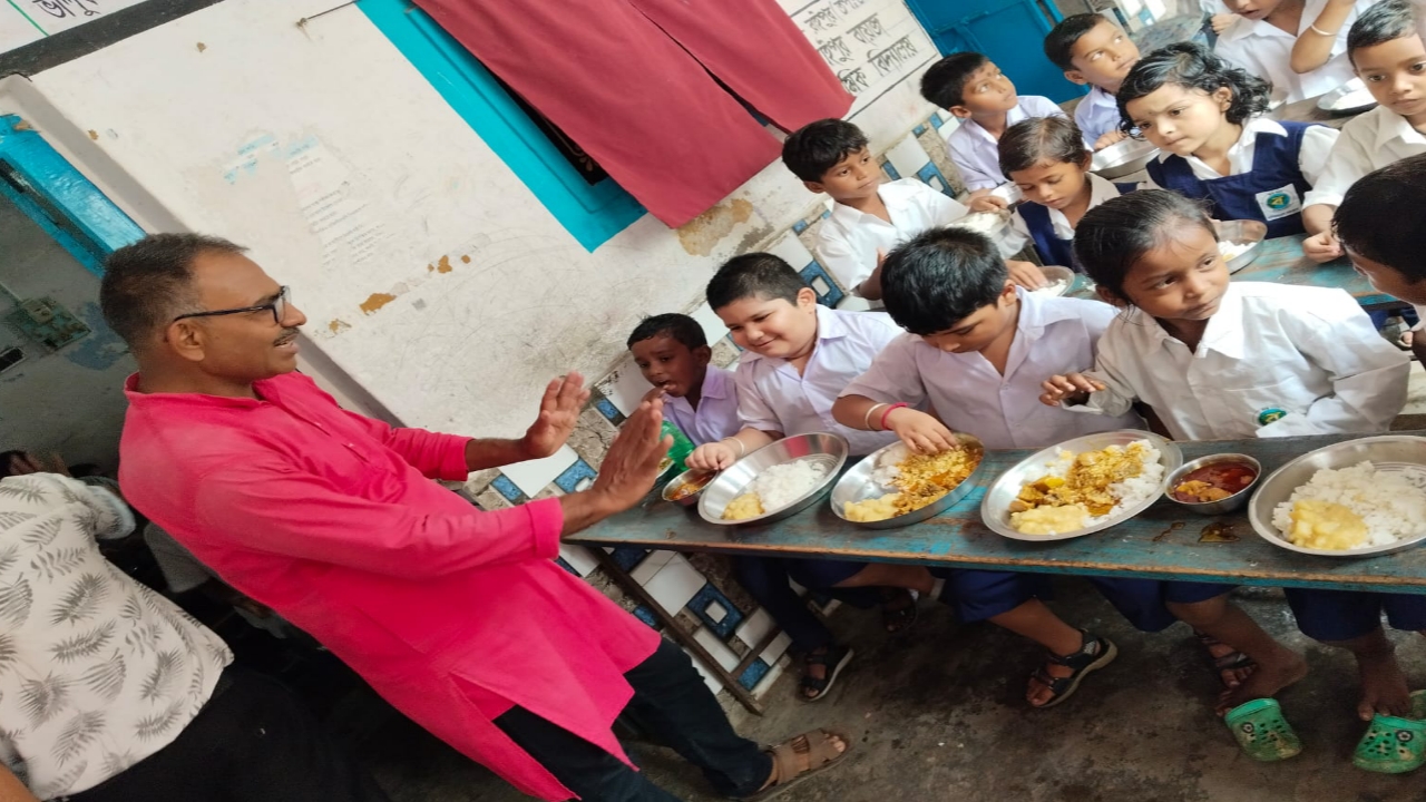 বাবার মৃত্যু দিবসে স্কুল পড়ুয়াদের খাতা কলম প্রদান ও তিথি ভোজনে জঙ্গলমহলের সমাজকর্মী মনি শংকর দত্ত