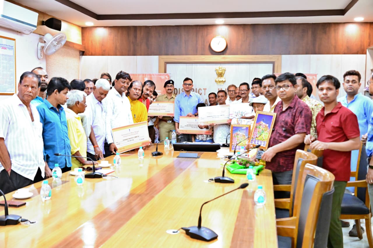রথযাত্রায় সরকারি সাহায্য ঘোষণা মুখ্যমন্ত্রী, বাঁকুড়া জেলার ৫ টি রথযাত্রা কমিটি হাতে প্রতীকী সাহায্য তুলে দেওয়া হল।