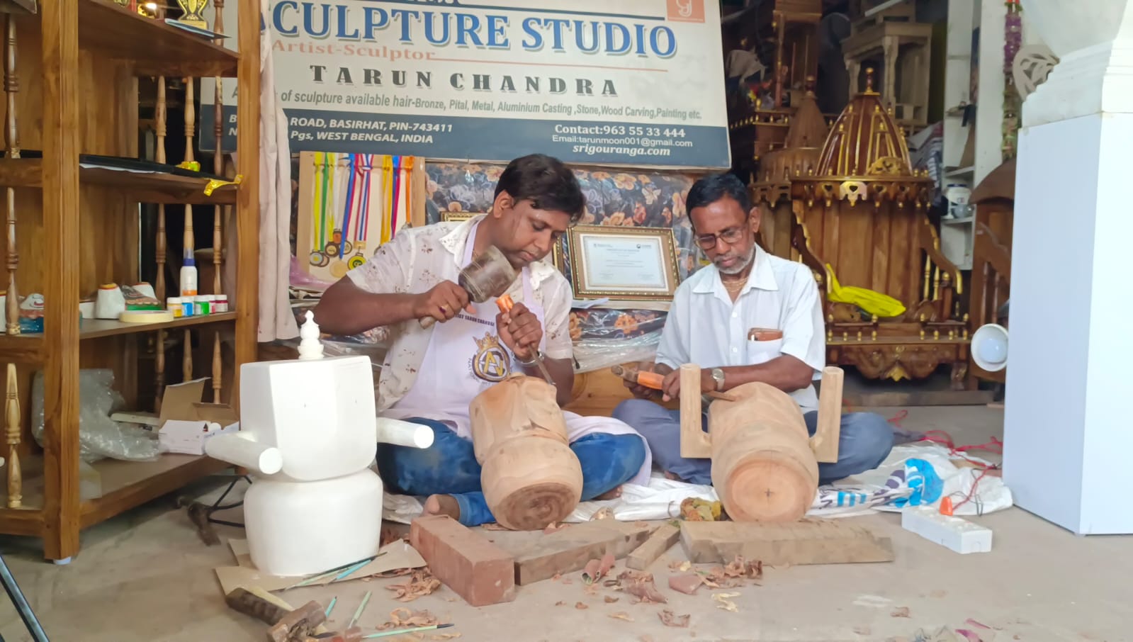 জগন্নাথ-সুভদ্রা-বলরাম গড়ে উড কার্ভিং শিল্প বাঁচানোর লড়াই পিতা-পুত্রের