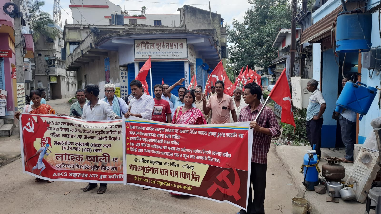 ১২৫ দিনের কাজ, আবাস যোজনা-সহ একাধিক দাবিতে বীরভূমের ময়ূরেশ্বর-১ বিডিওকে ডেপুটেশন সিপিআইএমের