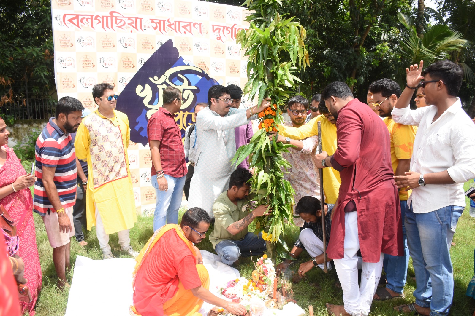 মাতৃ আরাধনায় বেলগাছিয়ায় দুর্গোৎসবের খুঁটিপুজা
