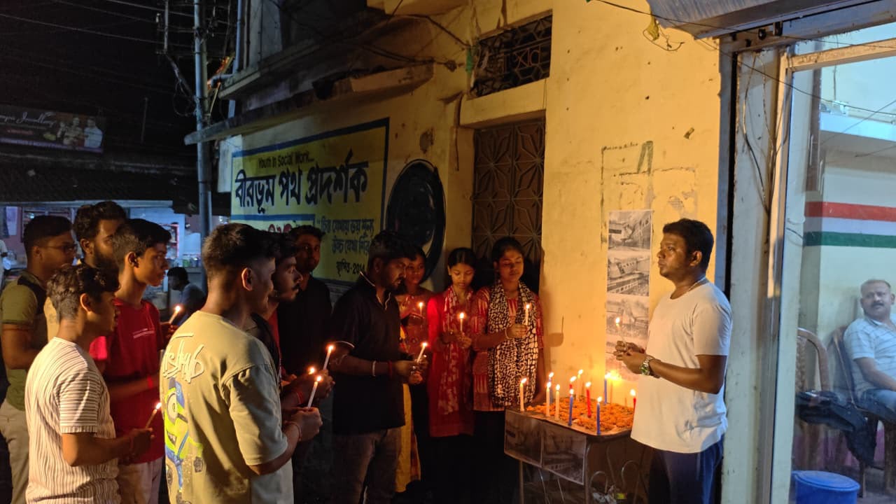 বীরভূমের সাঁইথিয়া রেল দুর্ঘটনার স্মৃতিতে কালা দিবস পালন, নিহতদের প্রতি শ্রদ্ধা স্বেচ্ছাসেবী সংস্থার