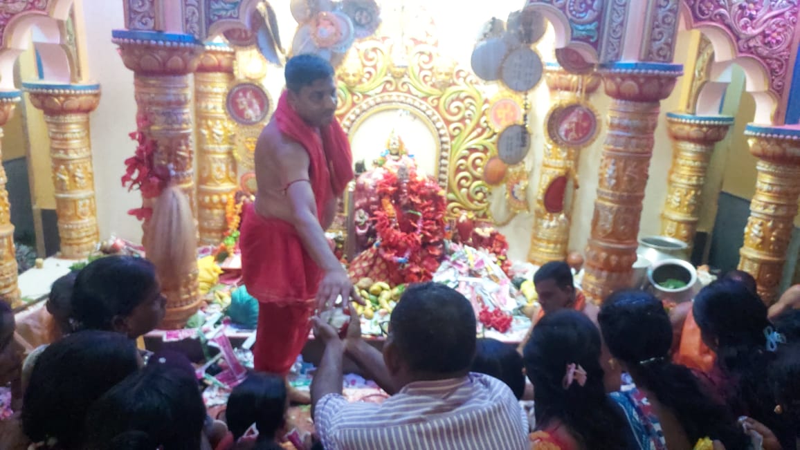 বিপত্তারিণী পুজো উপলক্ষে রাইপুরের চান্দুডাঙ্গা গ্রামে মা মহামায়া মন্দিরে ভক্তদের ভিড়