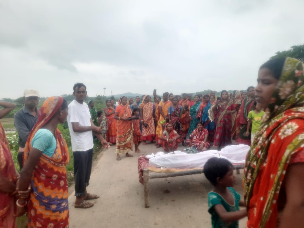 স্বনির্ভর গোষ্ঠীরএক মহিলার আত্মহত্যা কে কেন্দ্র করে উত্তাল রানীবাঁধের ঠুঁটাশোল।