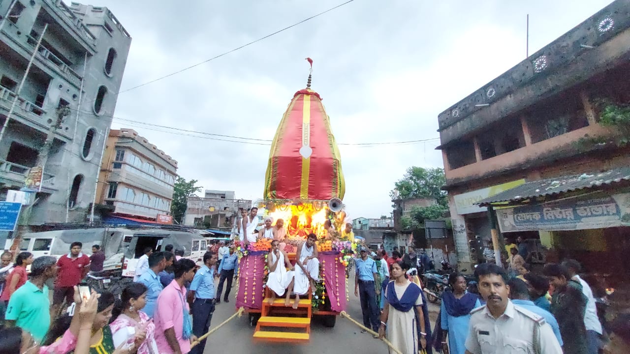 ইসকন পরিচালিত রাইপুর মদন গোপাল জিউ কৃষ্ণ মন্দিরের রথযাত্রায় মানুষের ঢল