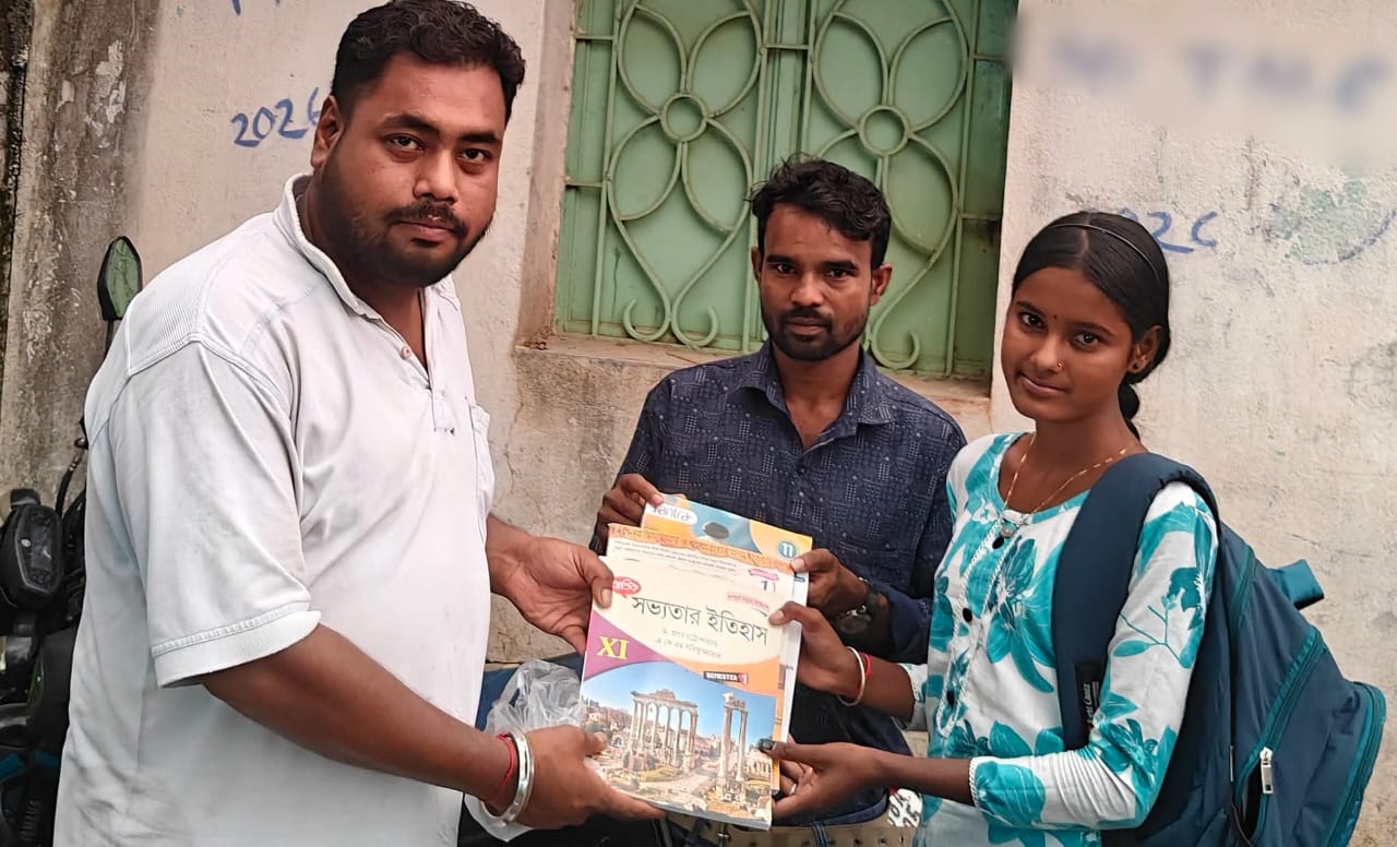 বাঁকুড়ায় দরিদ্র ছাত্রীর পাশে সমাজকর্মী সৌভিক মল্লিক।