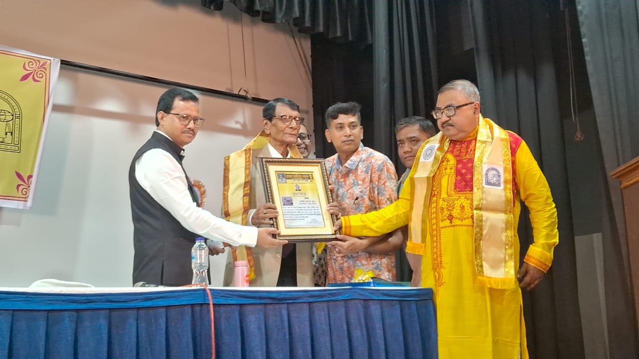 'লিগ্যাল এইড সার্ভিসেস' এর পোস্ট গ্রাজুয়েট ডিপ্লোমা শংসাপত্র প্রদান ও স্মরণিকা প্রকাশ