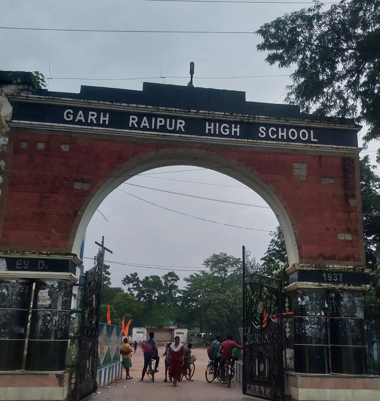 বাঁকুড়ার গড় রাইপুর উচ্চ বিদ্যালয়ের ছাত্রাবাসের ছাত্রদের পানীয় জলের সমস্যায় ছাত্ররা, উদাসীন প্রধান শিক্ষক।
