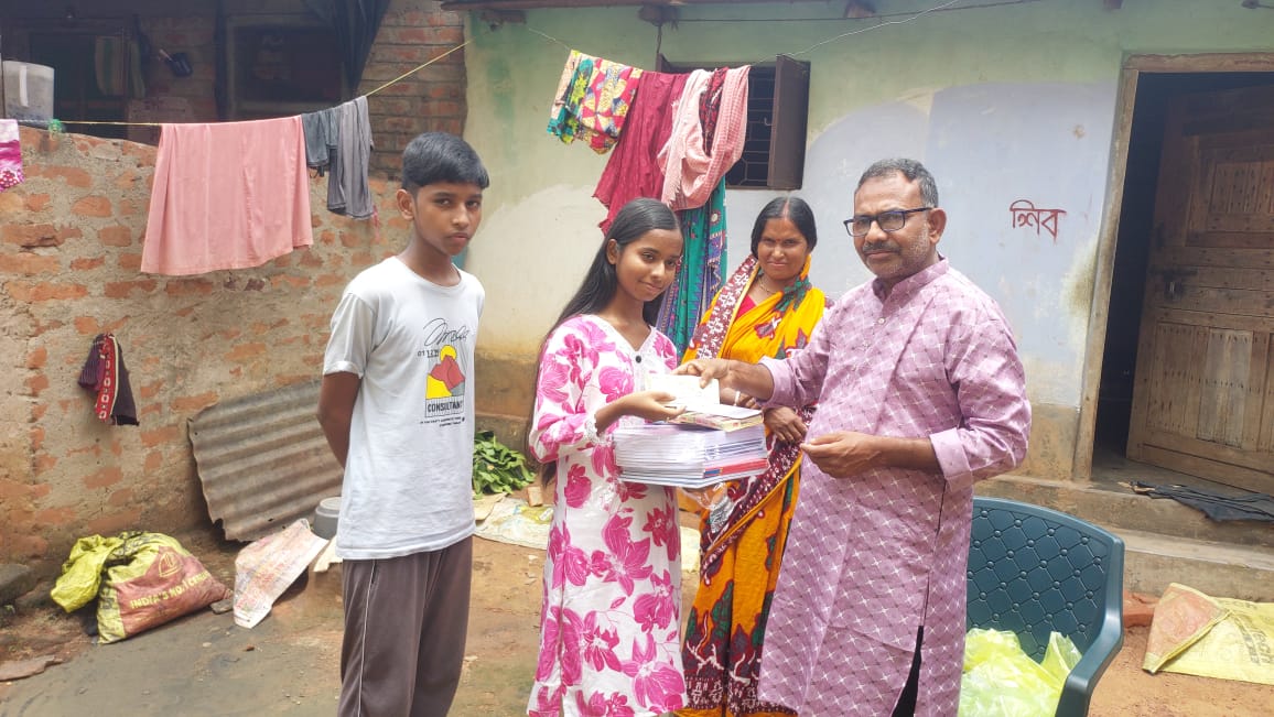 নড়রা গ্রামের ভাঙা ঘরে চাঁদের আলো ফুটিয়ে তুলতে উদ্যোগী সমাজকর্মী মনি শংকর দত্ত