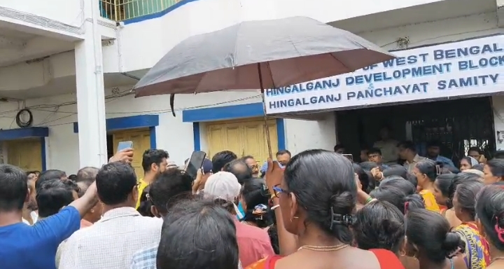 অন্নপূর্ণার টাকা না মেলায় হিঙ্গলগঞ্জ বিডিও অফিসে বিক্ষোভ মহিলাদের