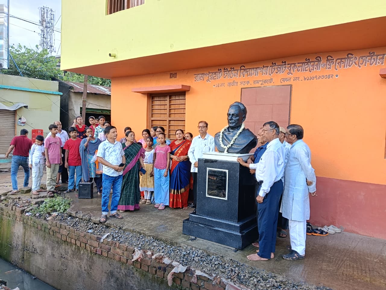 ঈশ্বরচন্দ্র বিদ্যাসাগরের প্রয়াণ দিবস উপলক্ষে রামপুরহাটে আলোচনা সভা ও শিক্ষা সামগ্রী বিতরণ