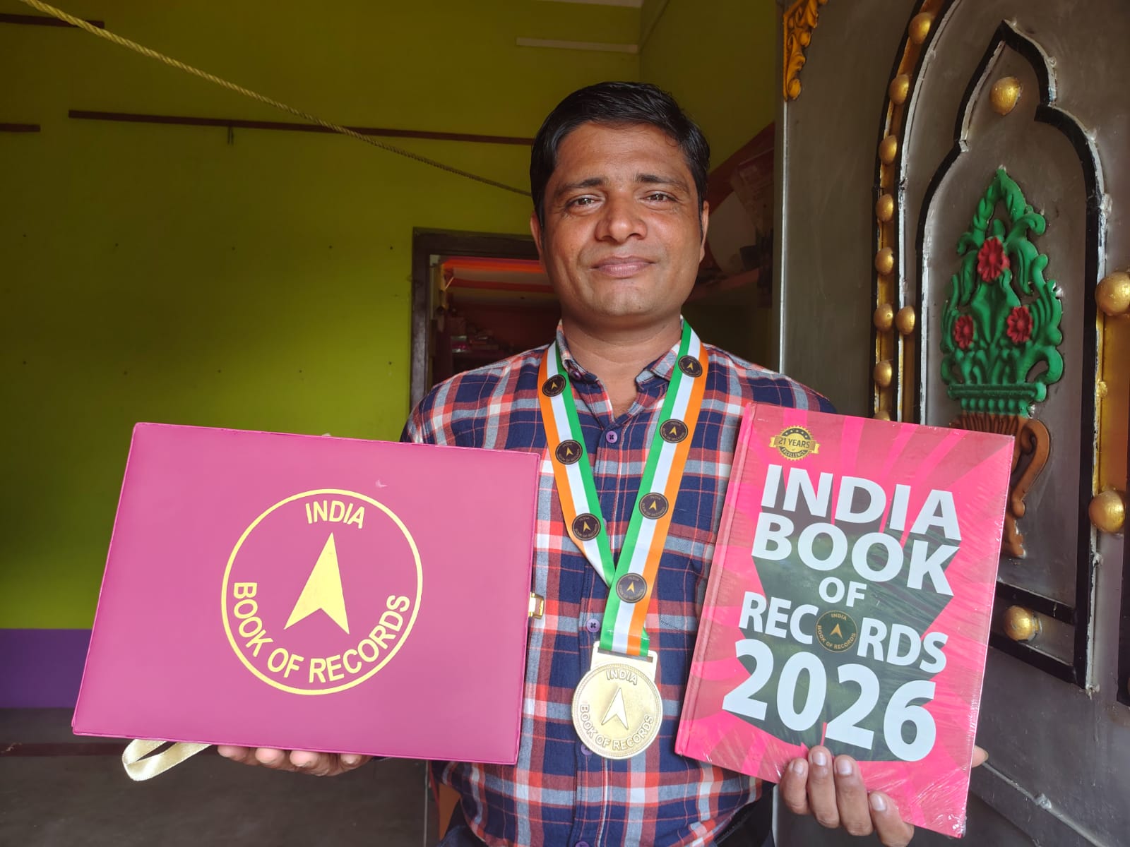 জঙ্গলমহলের রত্ন' তন্ময় কুম্ভকার সারেঙ্গার  নেতুরপুর গ্রামের কবি ইন্ডিয়া বুক অফ রেকর্ড সম্মানে সম্মানিত