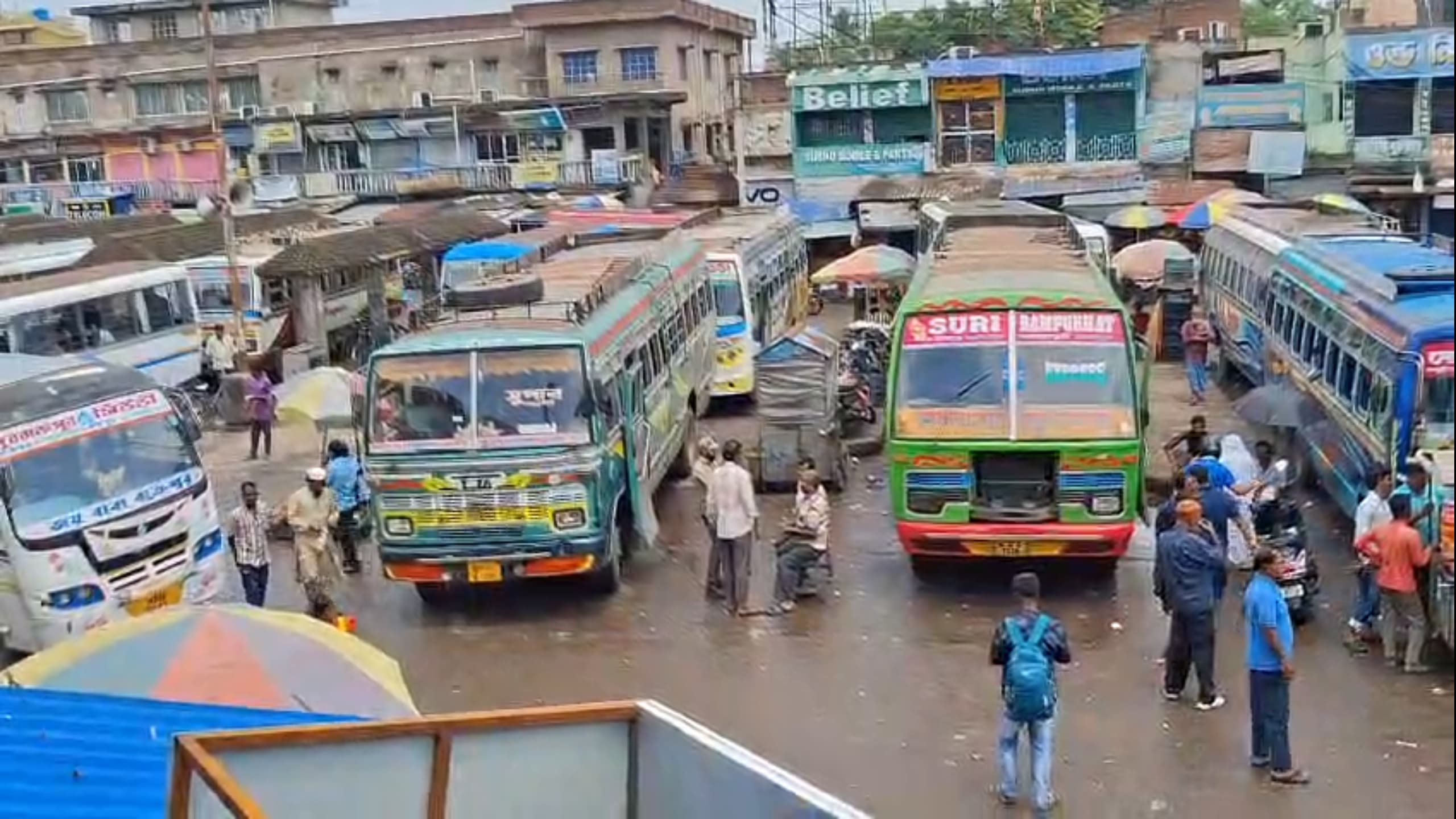 সিউড়ি বাসস্ট্যান্ডে বাসকর্মীদের বচসার পর কন্ডাক্টরের মৃত্যু, তদন্তে প্রশাসন