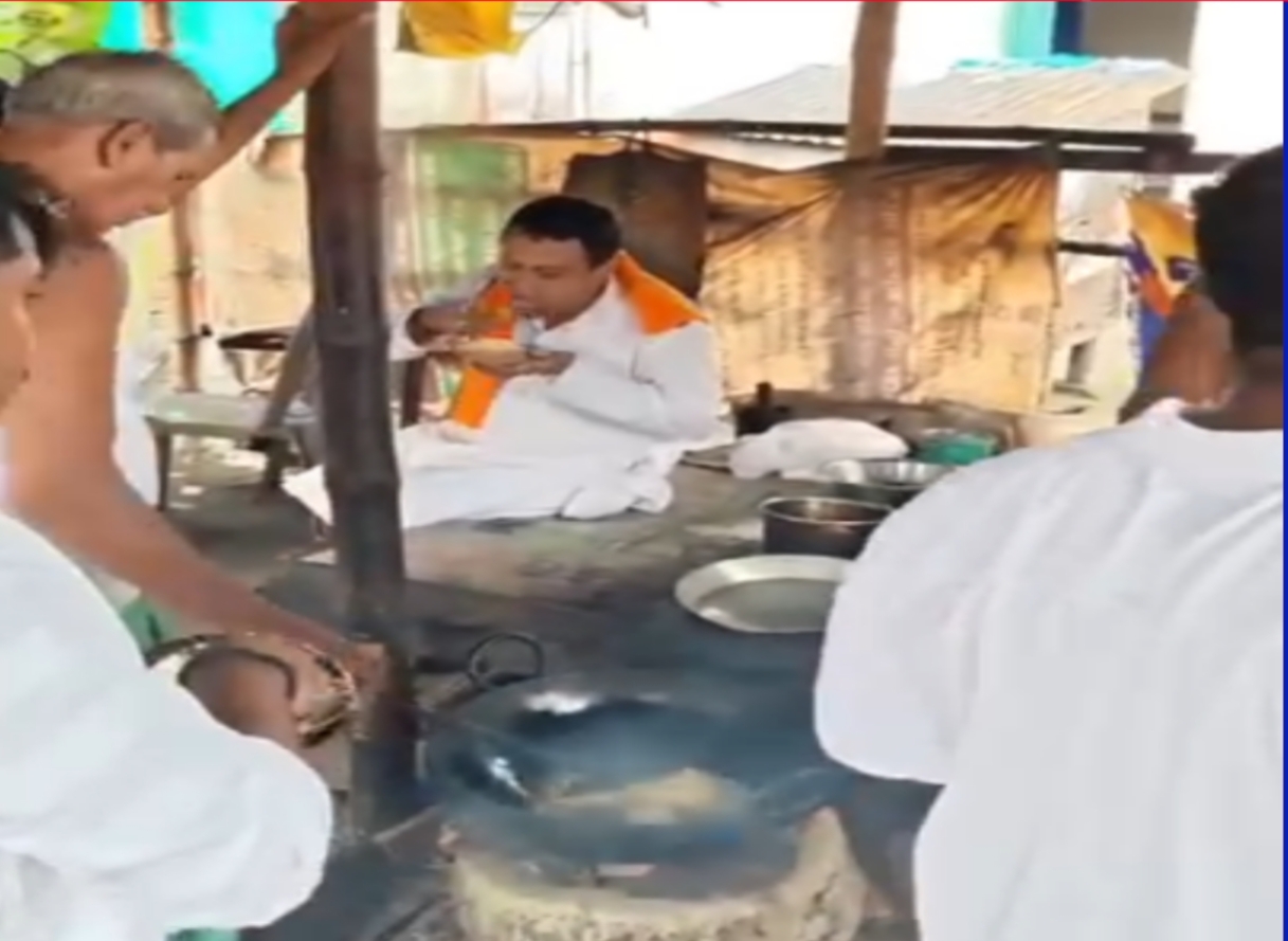 রাস্তার ধারে কচুরির দোকানে বসে কচুরি খেলেন বিধায়ক কৌস্তভ বাগচি