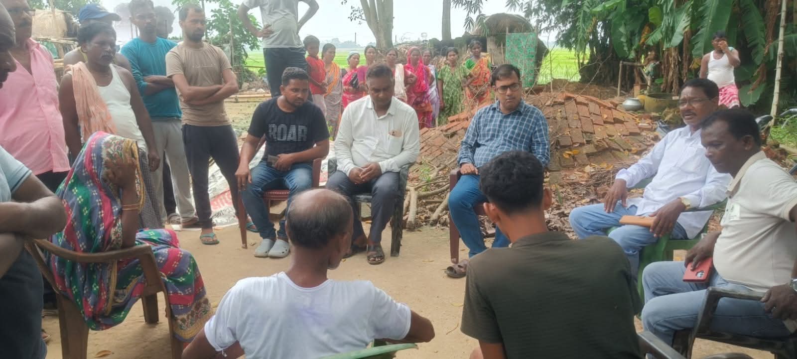 রায়পুরের বেনাশুলী গ্রামে বাজ পড়ে মৃত পরিবারের পাশে বিধায়ক ও বিডিও