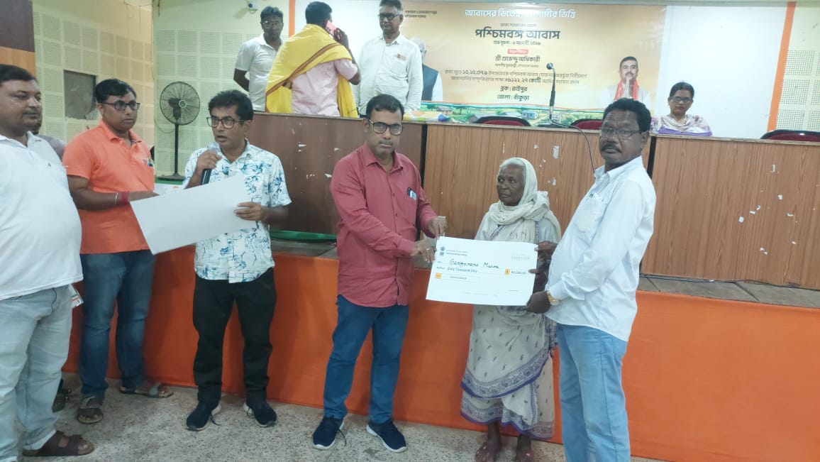 জঙ্গলমহলের রাইপুর ব্লক প্রশাসনের উদ্যোগে  আবাস যোজনায় উপভোক্তার হাতে ৬০ হাজার টাকার চেকের প্রতিলিপি তুলে দেওয়া হল