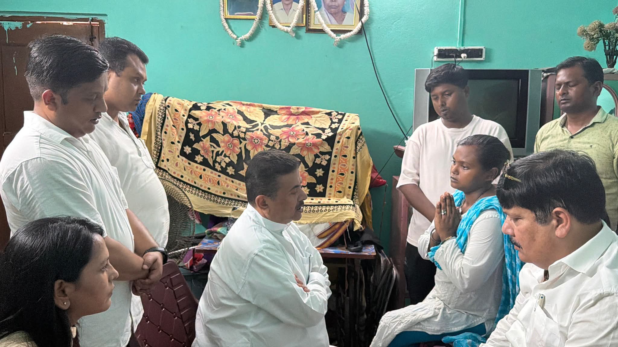 হালি শহরে মৃত তৃনমূলকর্মীর বাড়িতে মুখ্যমন্ত্রী শুভেন্দু অধিকারী, মৃতার স্ত্রী কে চাকরি এবং আর্থিক ক্ষতিপূরণ