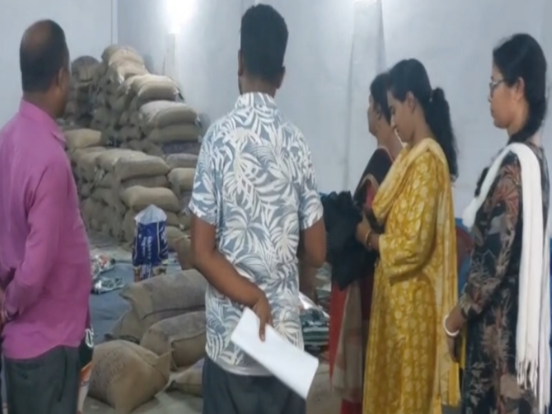 রাইপুরে আইসিডিএস সেন্টারে নিম্নমানের ডাল নিয়ে ক্ষোভ এলাকাবাসীর