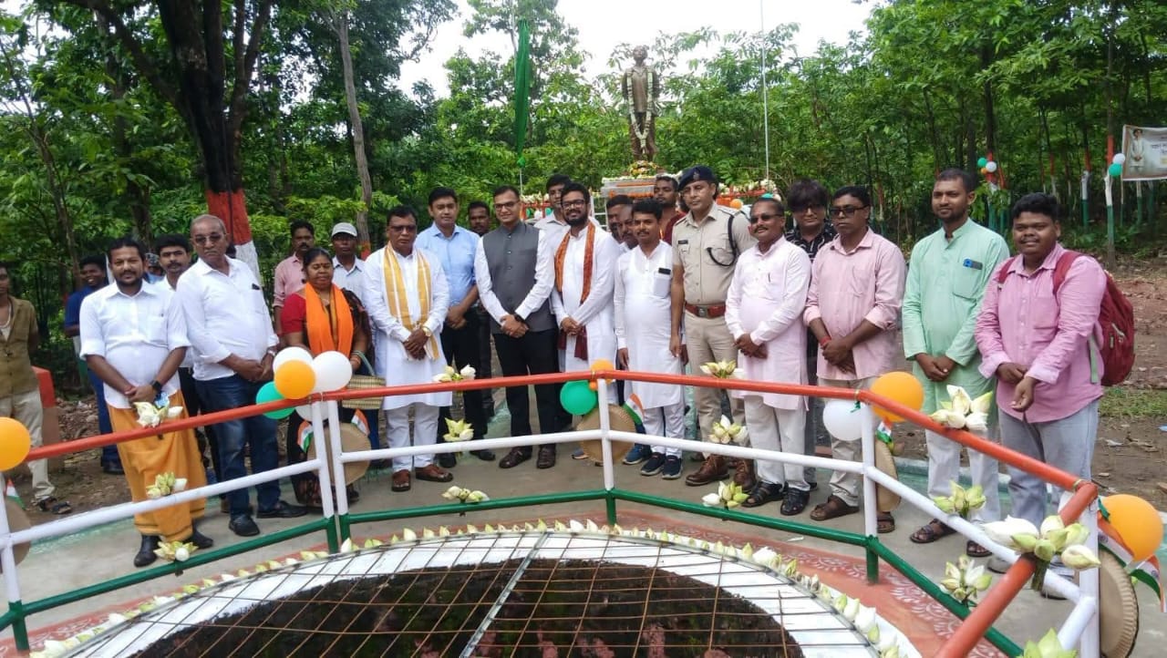 স্বাধীনতা আন্দোলন গোপন ঘাঁটি ছেঁন্দাপাথর গ্রামে অগ্নিযুগের বীর বিপ্লবী শহীদ ক্ষুদিরাম বসুর পূর্ণাবয়ব মূর্তির উদ্বোধনে মন্ত্রী ক্ষুদিরাম টুডু।