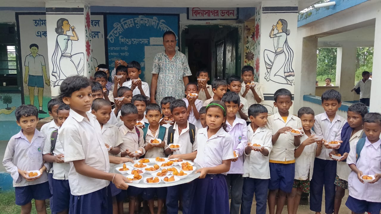 চাতরি নিম্ন বুনিয়াদী আবাসিক বিদ্যালয়ের উদ্যোগে তাল পিঠেপরব উৎসব।