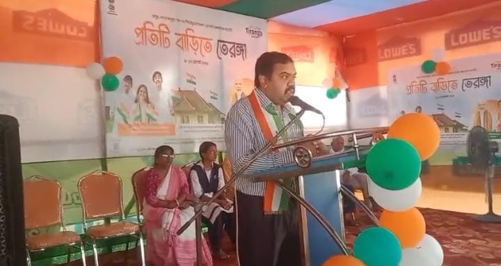 খয়রাসোল ব্লক অফিসে জাতীয় পতাকা উত্তোলন, প্রবীণ নাগরিক ও কৃতী ছাত্রীকে সংবর্ধনা
