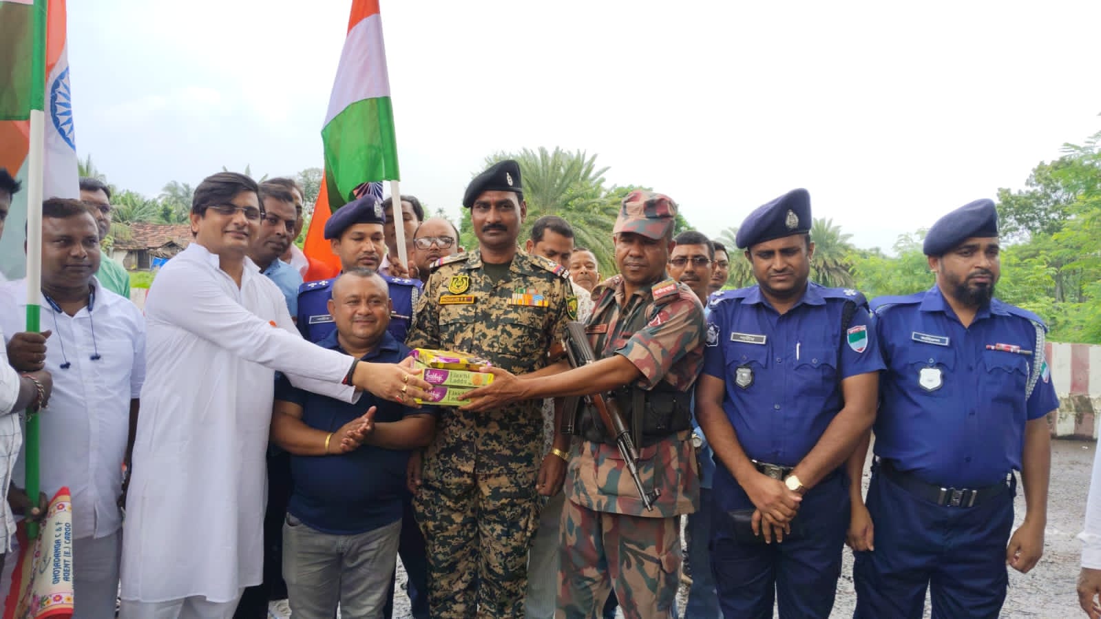 ৮০তম স্বাধীনতা দিবসে ঘোজাডাঙ্গা সীমান্তে সৌহার্দ্যের ছবি, সীমান্তে ভারত-বাংলাদেশের জওয়ানদের মিষ্টি বিনিময়
